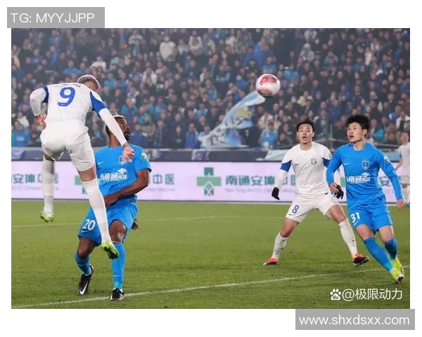 足球赛现场因突发事件覆盖中止球迷反应热烈引发广泛讨论